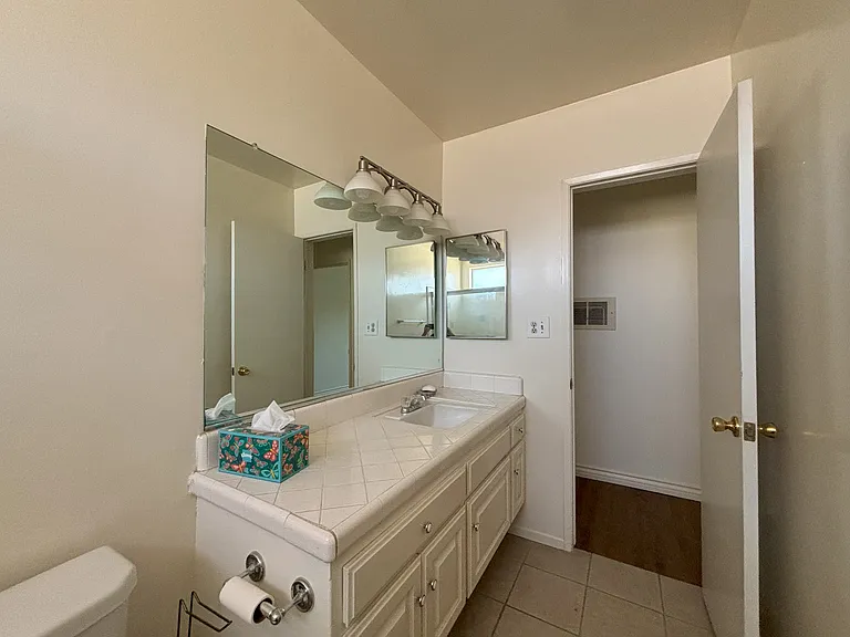 8740 Owensmouth Ave #9 — Photo 10
