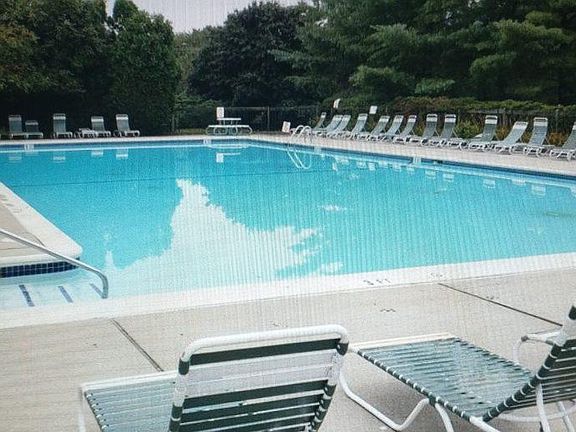 5th image of 143 Hampshire Dr