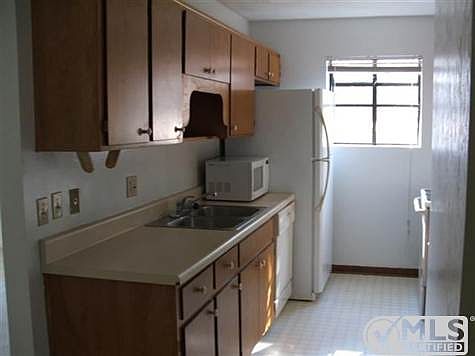 2nd image of 140 Parkbrook Cir #A