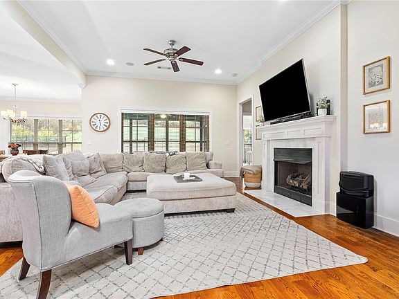 4th image of 2217 N Donahue Dr