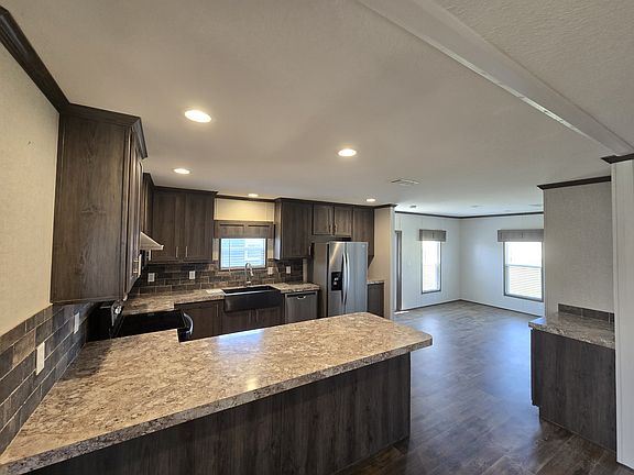 4th image of 254 Pineland Ave #126