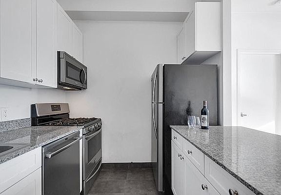 4th image of 58 Pine St #2008