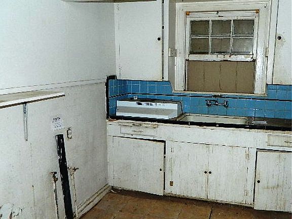 3rd image of 102 Dalzell St