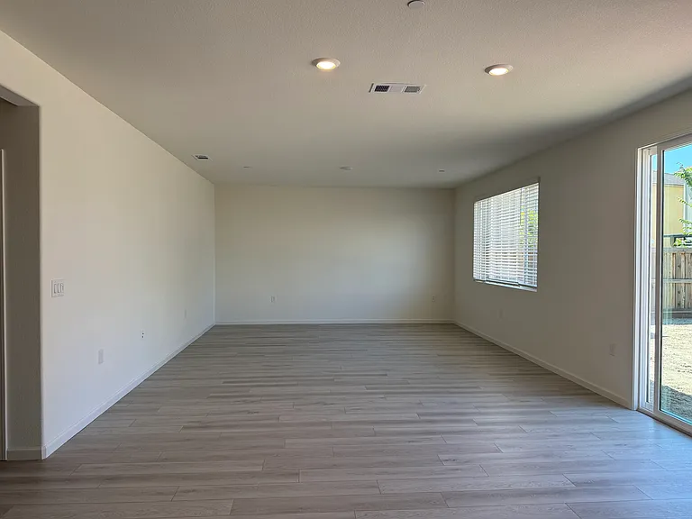 556 Rosedale Way — Photo 5