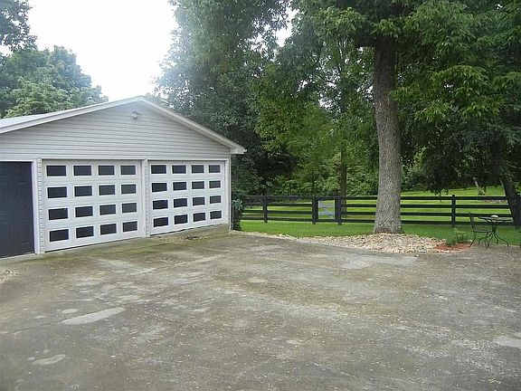 4th image of 149 Thompson Ln S