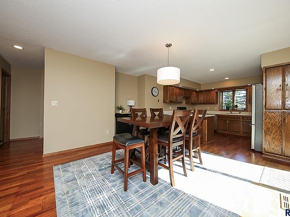 3rd image of 304 E Autumn Ln