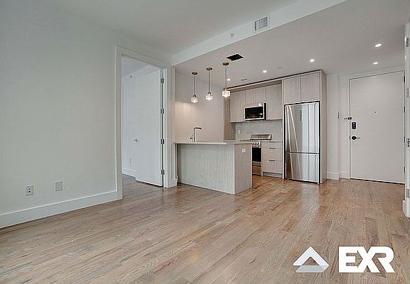 3rd image of 152 Erasmus St #304