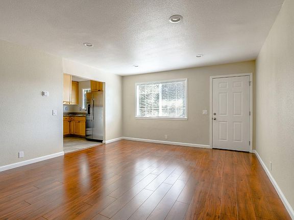 5th image of 2755 Marlborough Ave
