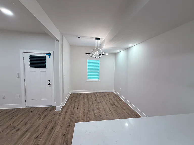 2027 Agnes Ave — Photo 7