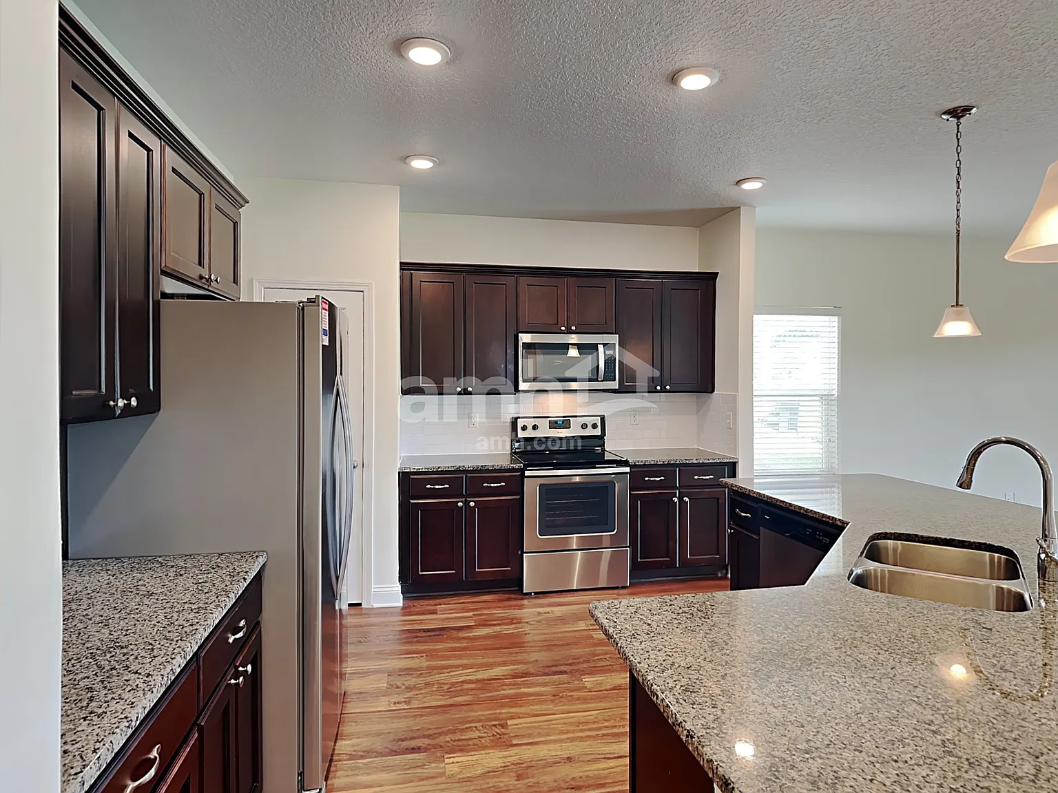 3 bed, 2.0 bath, 1606 sqft, $2,060 — Photo 3