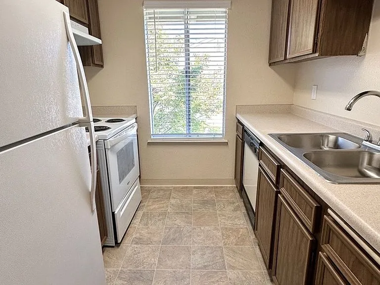 400 W Gettysburg Ave — Photo 29