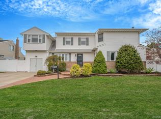 580 Center Briarwood Avenue, West Islip, NY 11795