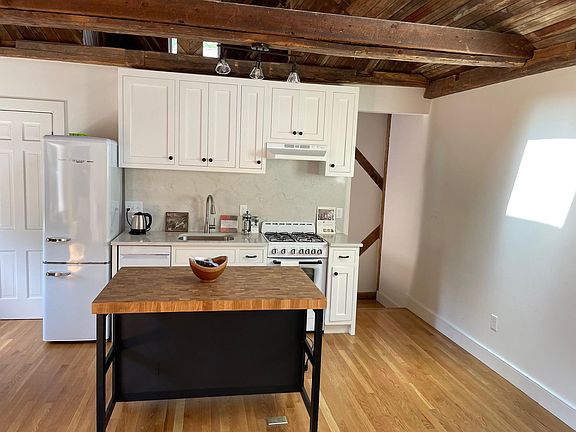 3rd image of 374 Essex St Unit 3