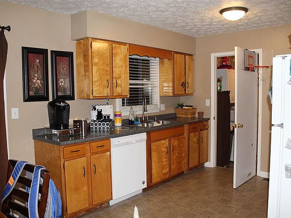 4th image of 241 Sullivan Ln