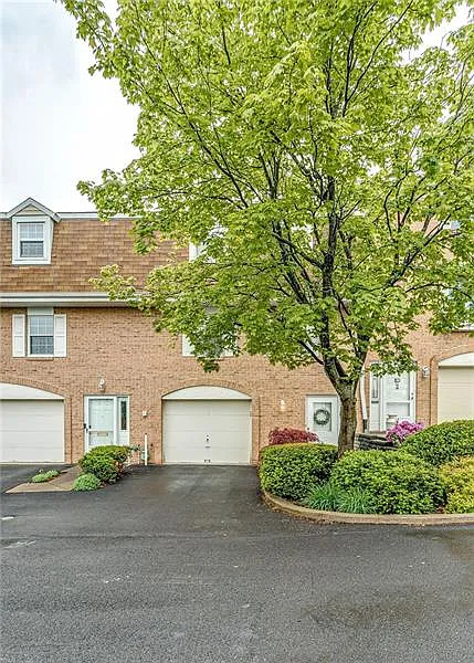 32 Oxford Ct photo 1