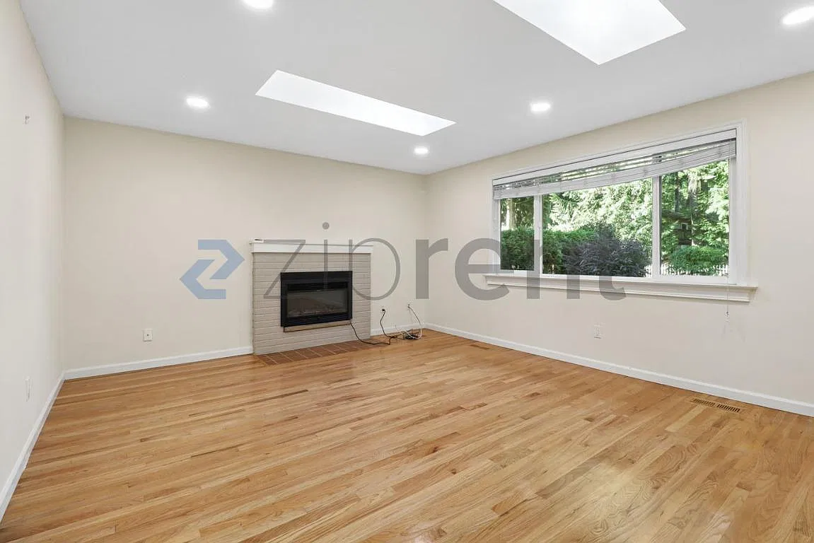 3 bed, 2043 sqft, $4,500 — Photo 1