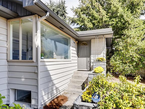 Step right up to the inviting entry. 