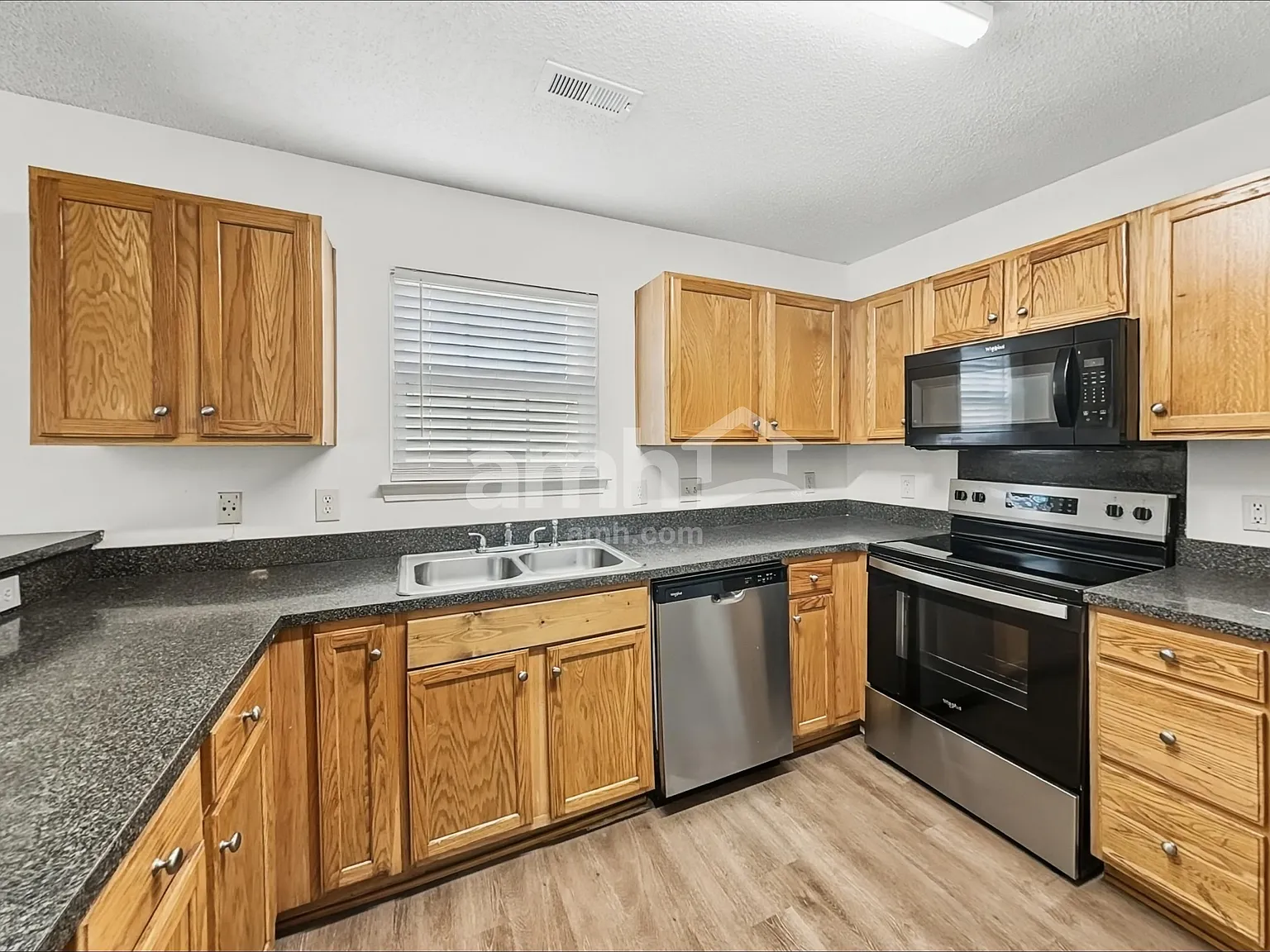 3 bed, 2.5 bath, 1942 sqft, $2,070 — Photo 3