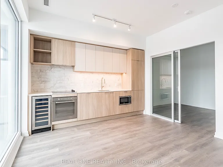 2020 Bathurst St #722 — Photo 16