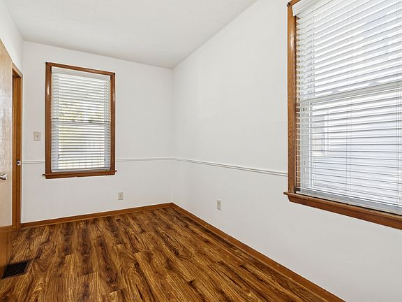 4th image of 392 W Exchange St
