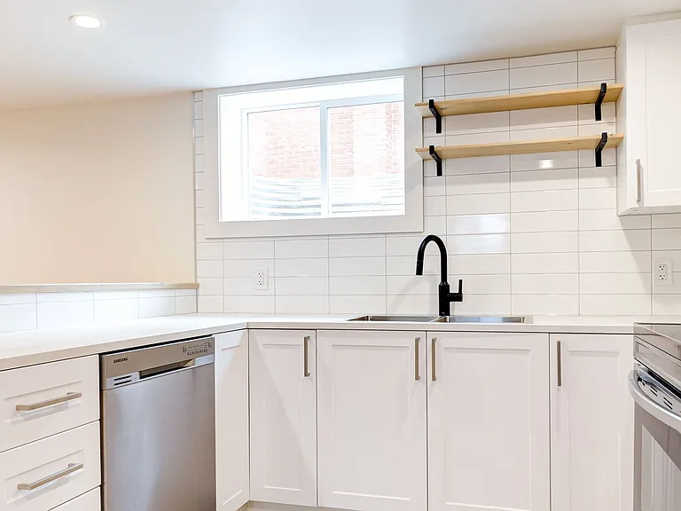81 Culver Cres #B — Photo 14