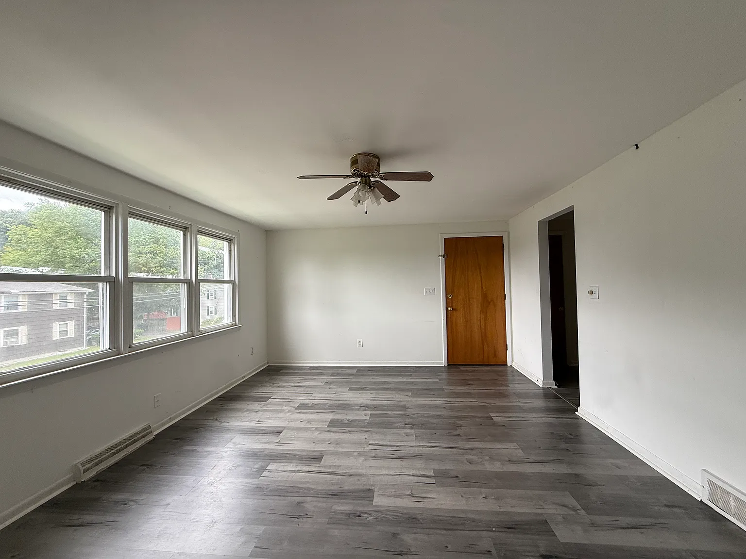 3 bed, 1000 sqft, $2,000 — Photo 3