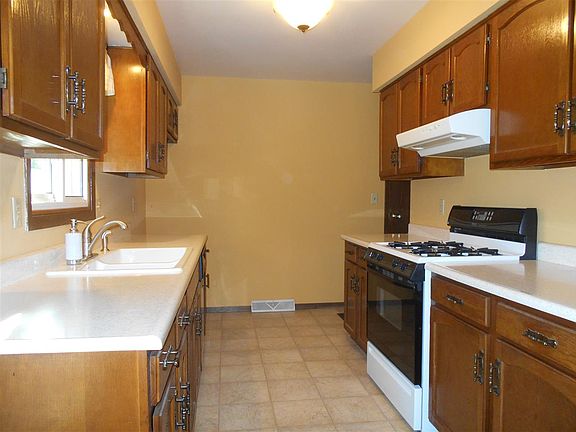 3rd image of 945 Firefly Dr