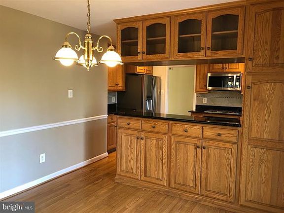 5th image of 820 Empress Ct