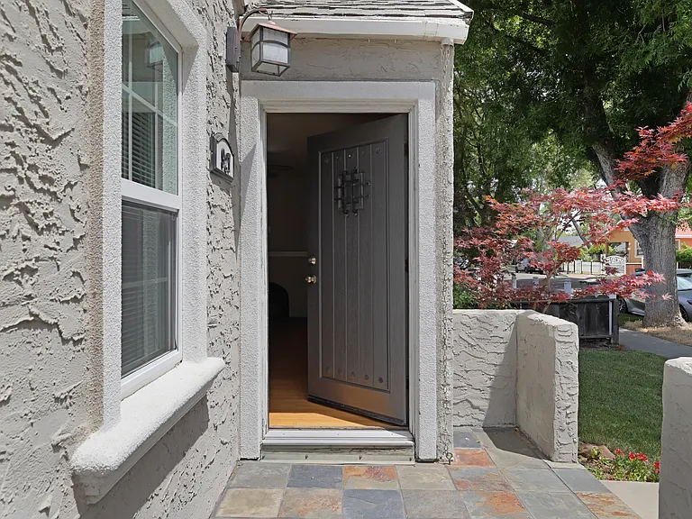 927 Taft Ave — Photo 2