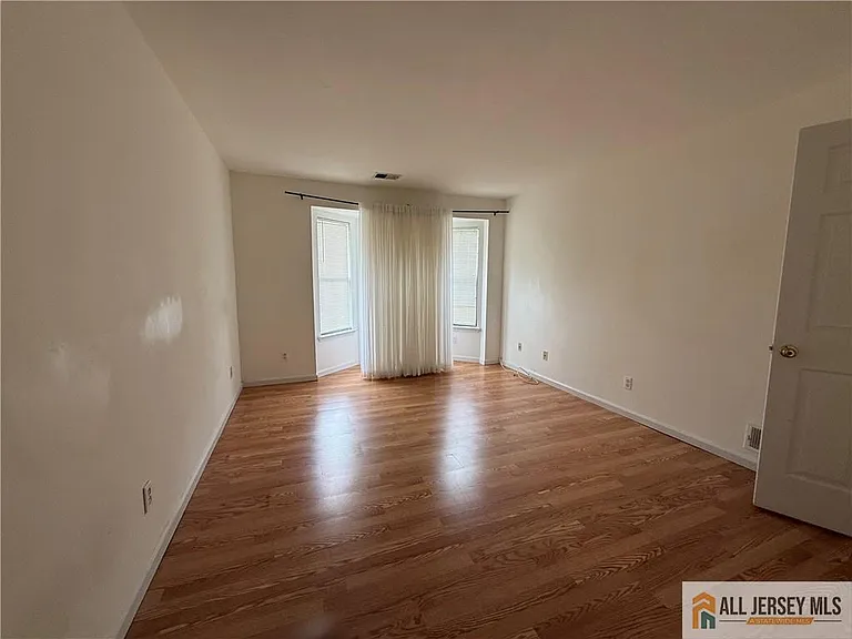 404 Carhart Ct — Photo 7