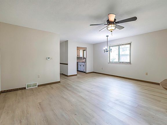 5th image of 526 Montroyale Dr