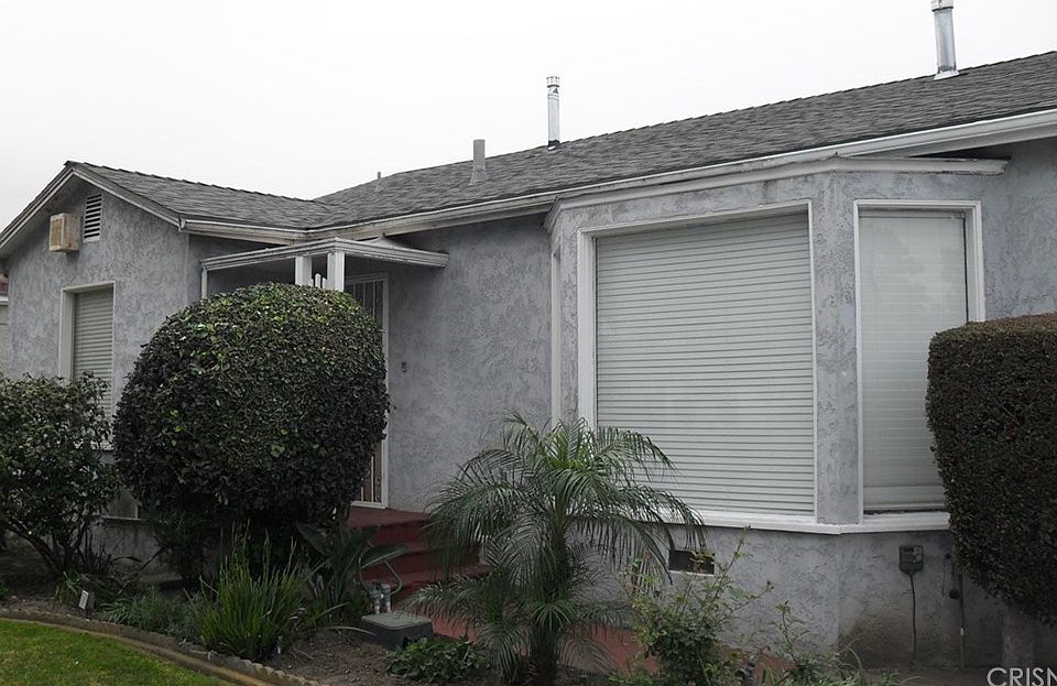 2nd image of 820 E 115th St