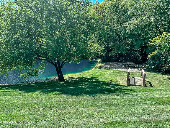 3rd image of 817 Garden Pointe Dr