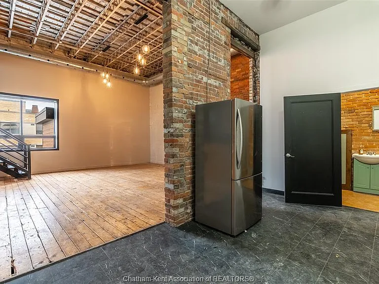 138 King St W #302 — Photo 10