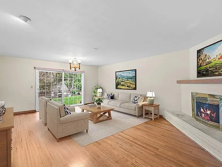 193 Knox Ct — Photo 2