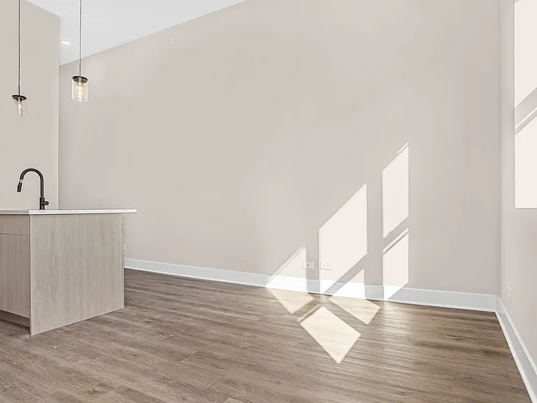 4533 N Clark St — Photo 12