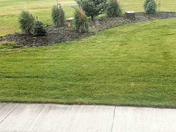 5th image of 393 Aspen Wood Dr