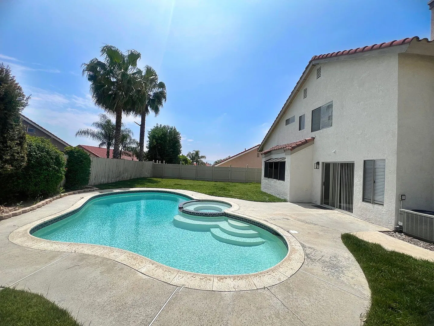 Beautiful 4 Bedroom Pool Home — Photo 4