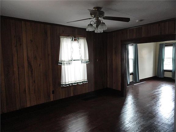 4th image of 25 E 1st Ave