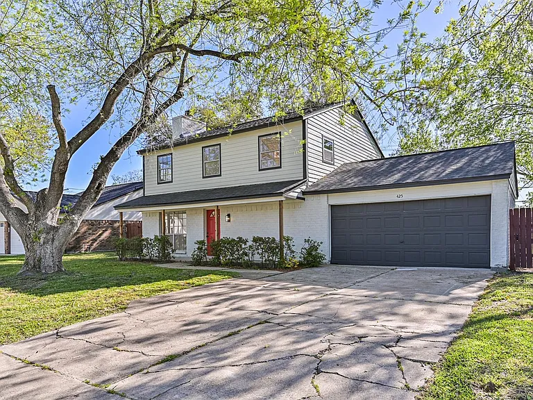 425 E Castle Harbour Dr — Photo 1