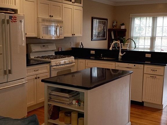 3rd image of 464 N Falmouth Hwy Unit 3