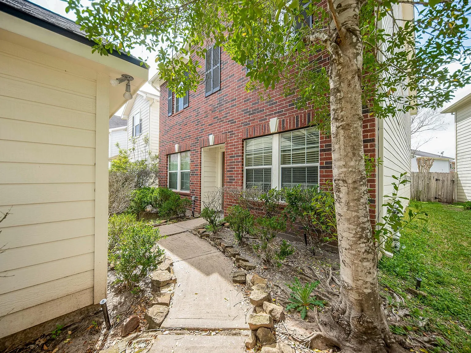 3 bed, 2.5 bath, 2109 sqft, $1,925 — Photo 3