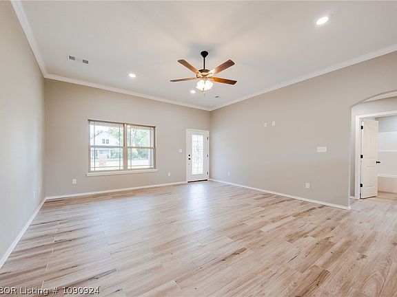 5th image of 401 E Dorcus St