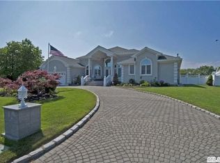 23 Shoal Dr, West Islip, NY 11795