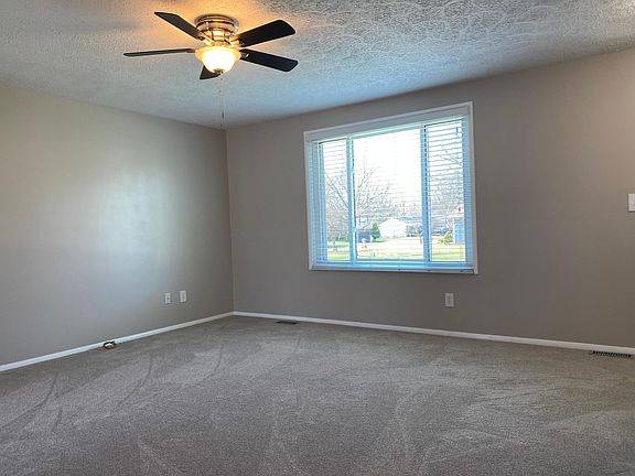 Living Room Size:14 x 14
