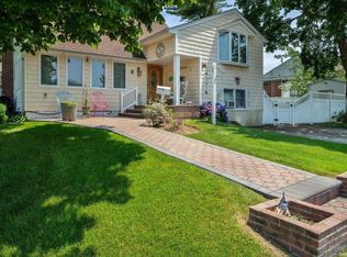 8 N Walnut Pl, Massapequa, NY 11758