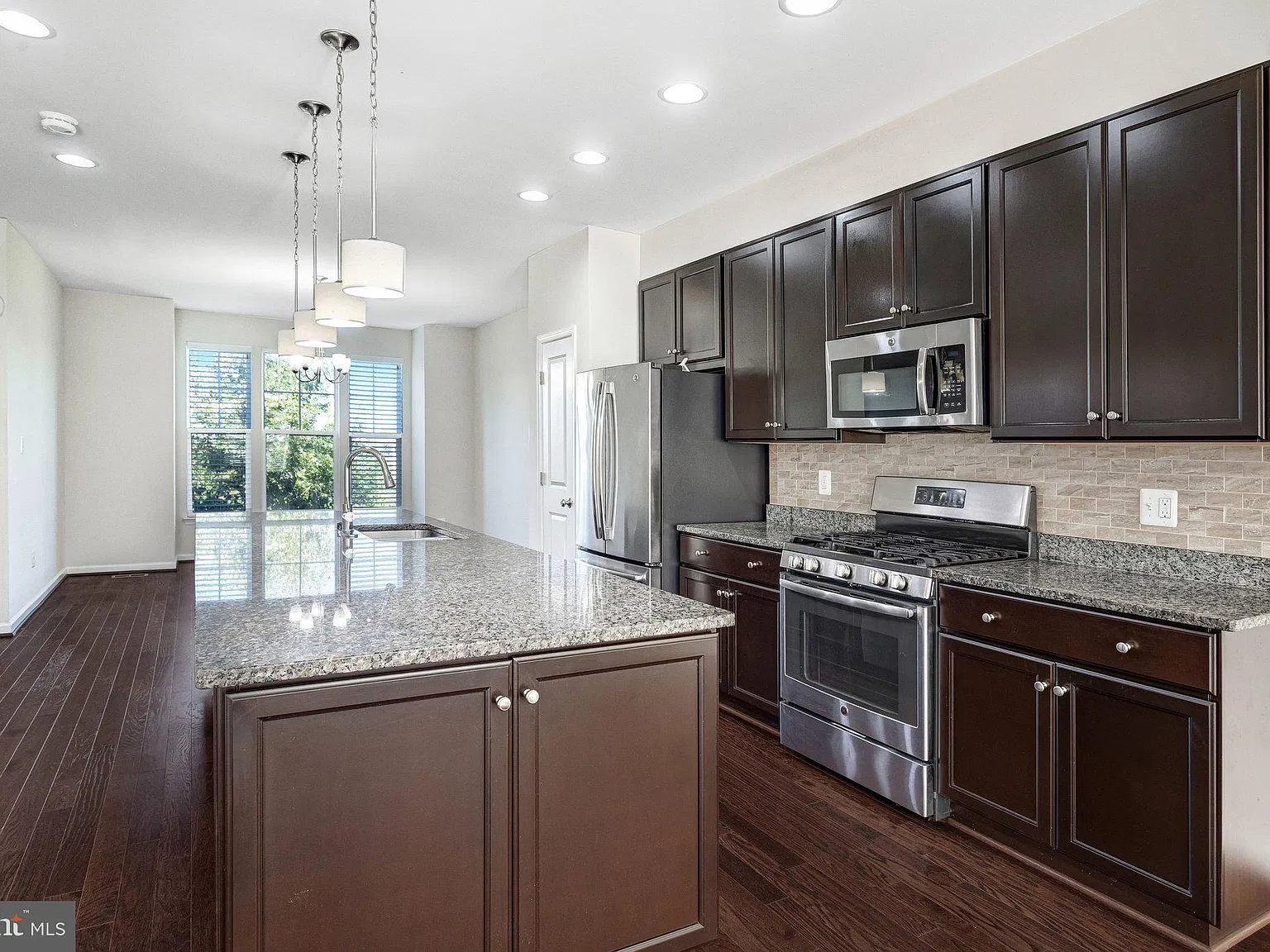3 bed, 3.5 bath, 1995 sqft, $3,000 — Photo 4