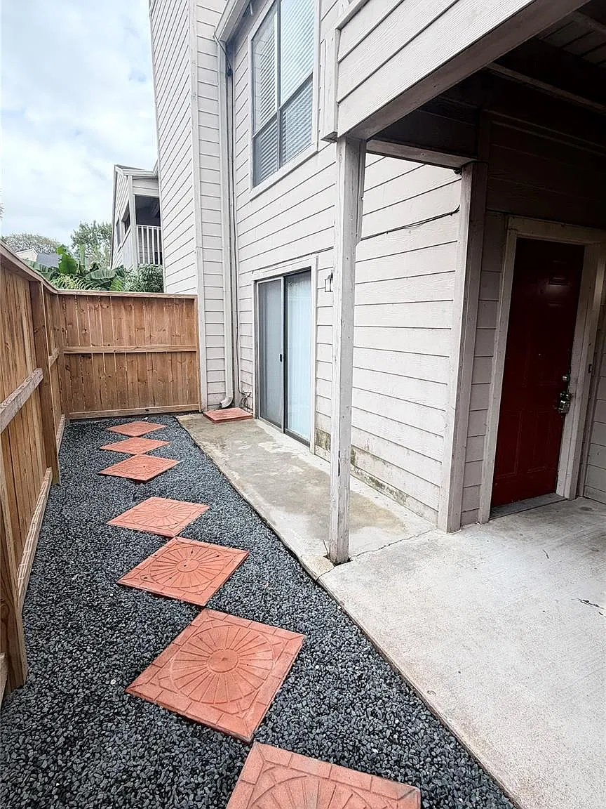 3 bed, 2.5 bath, 1402 sqft, $1,650 — Photo 3