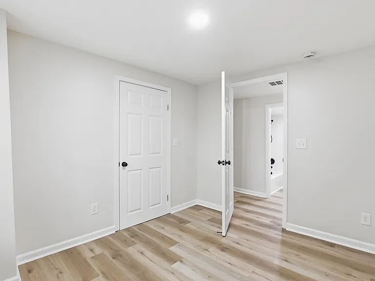 1009 W 52nd St — Photo 8