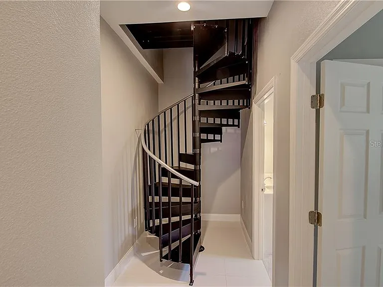800 E Jefferson St — Photo 13